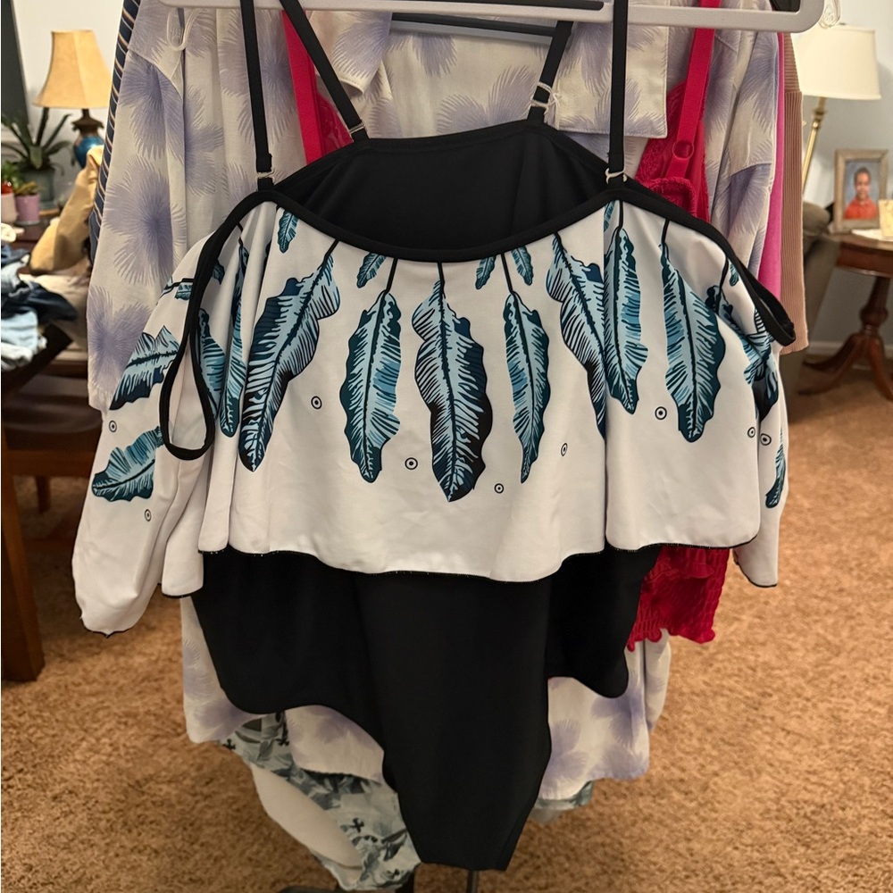 Plus size Black and White Feather Print Swimsuit